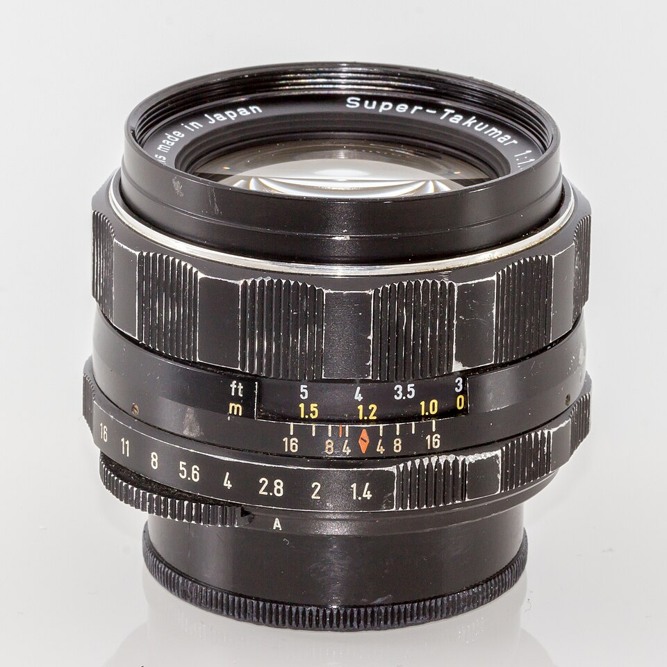 Super-Takumar 50 mm f/1,4 photographié sur fond clair